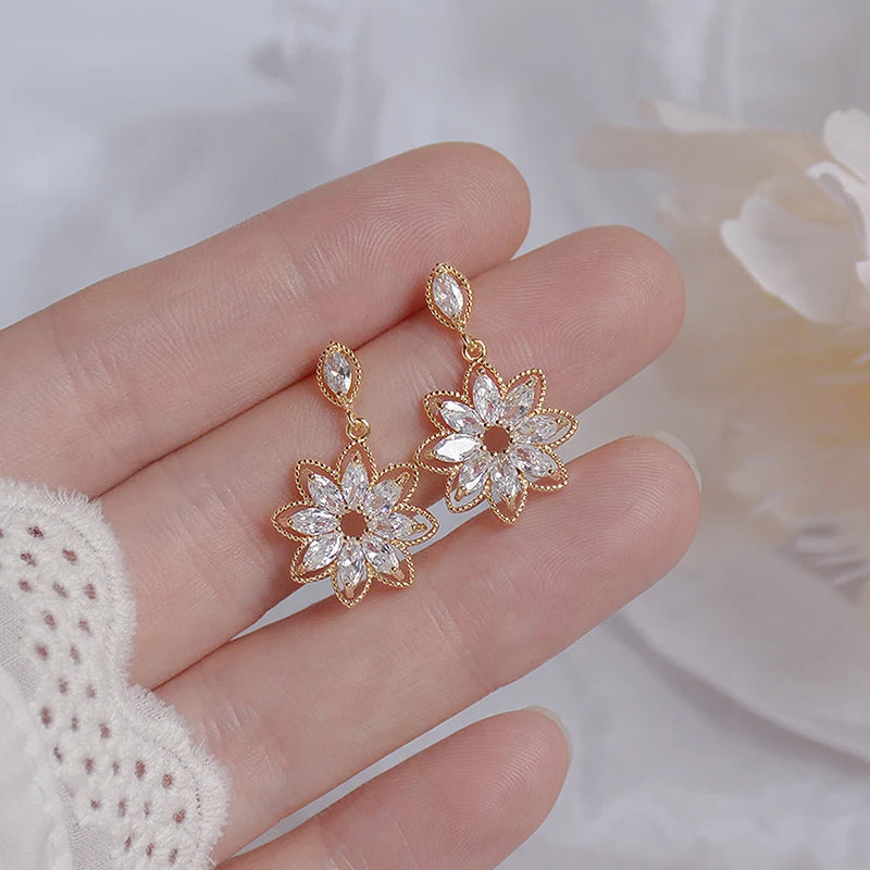 14K Real Gold Dainty Korean Flower Earrring for Women Bling AAA Zirconia Hollow Lace Stud Earring Wedding Brincos Bijoux Gift